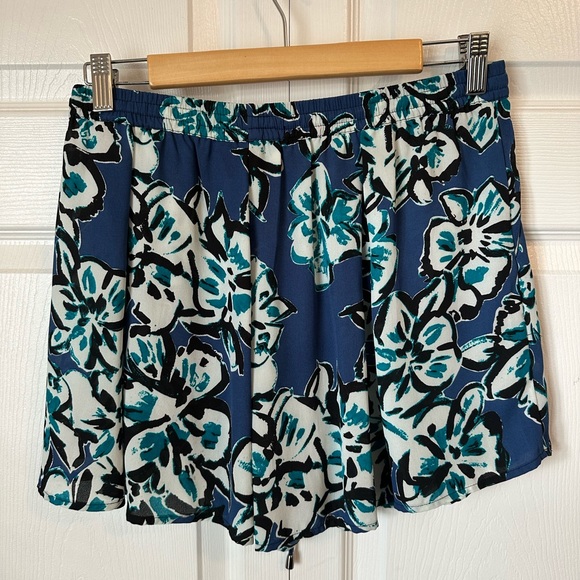 Romeo & Juliet Couture Floral Shorts Sz. M - Picture 3 of 4